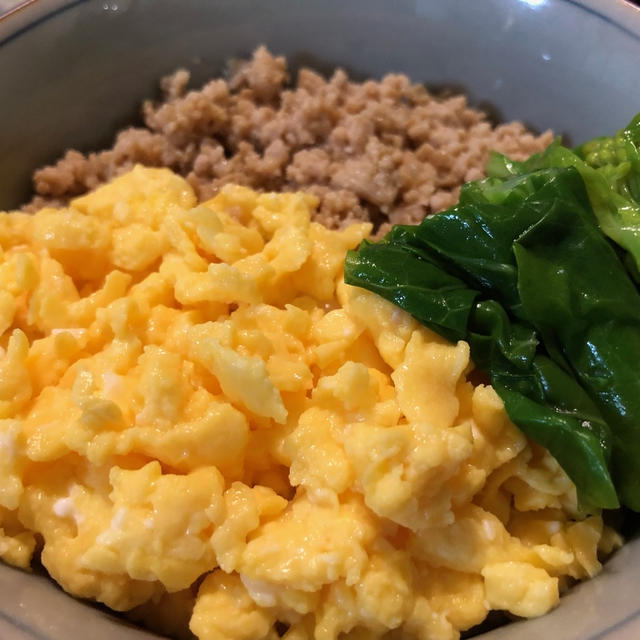 久々、鶏そぼろ丼。でもこっちの方が目立ってますぅ。。(-_-;)