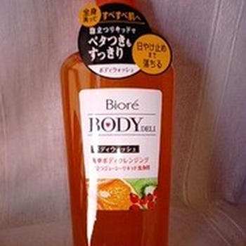 ビオレ ボディデリ 泡立つジューシーリキッド洗浄料。