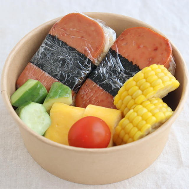 中学生弁当（スパムおにぎりと夏のくだもの）
