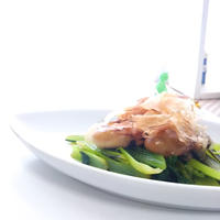 まぐろ花削りをのせて☆牡蠣と小松菜のバター醤油炒め♪