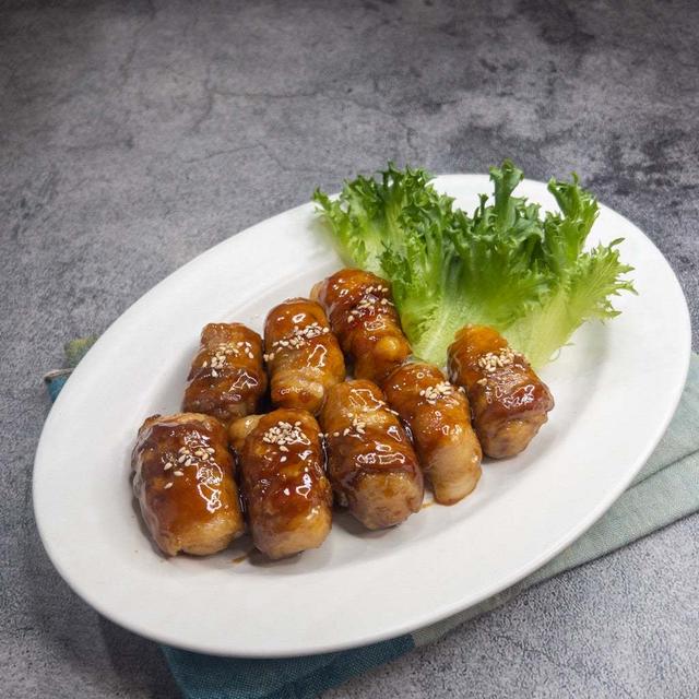 余ったお餅を美味しく消費！甘じょっぱくてとろ～りモチモチ♡「お餅の肉巻き」レシピお...