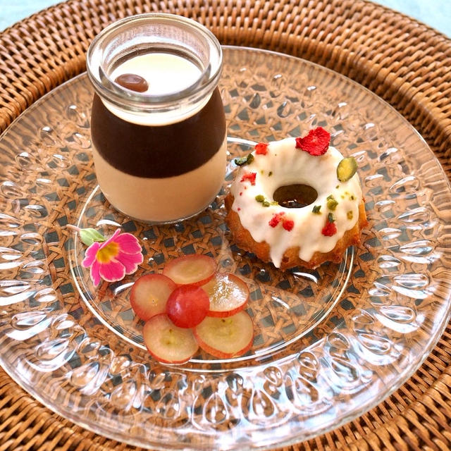 苺とピスタチオのクグロフ＆カフェスイーツのデザートプレート♪