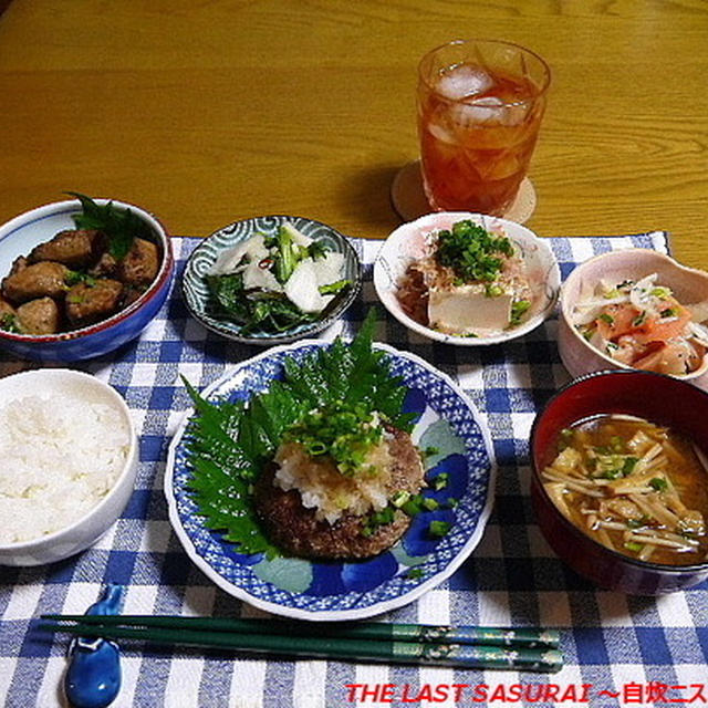 【夕食】おろしハンバーグ・宮崎地鶏やわらか炭火焼き・サーモンと玉ねぎのマリネ…