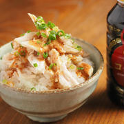 一蘭旨辛コク増しでサラダチキン丼、市販のゴマドレッシングに一蘭旨辛コク増しを混ぜると美味しい！