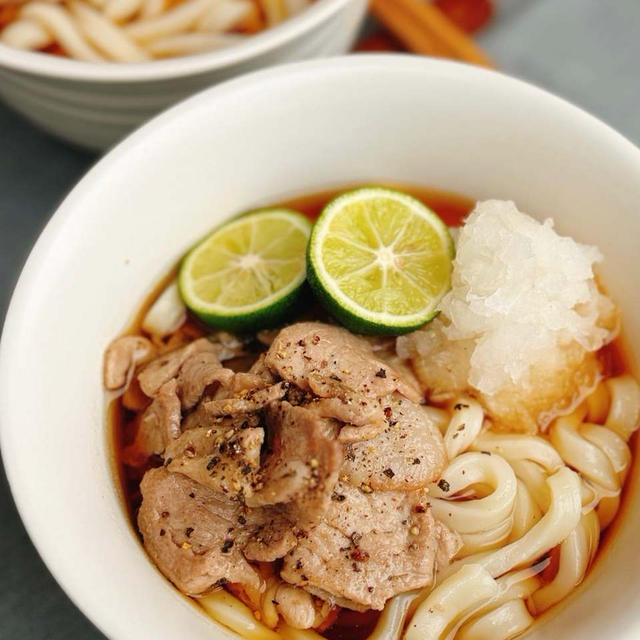 冷凍うどんで簡単ランチ♪スタミナも付く、塩豚すだちおろしうどん【冷凍うどんの時短アレンジ5 選】