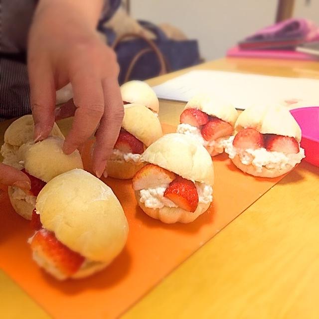 春の季節感「いちごを使った、ふわふわ白パン」レッスン