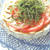 パックもずくで簡単＆サッパリ〜！トマトと青じその冷やしうどん。