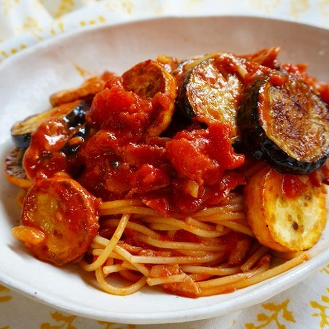 ズッキーニとナスのトマトソースパスタ　カルボナーラ