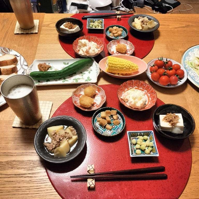 ムール貝のガーリックオイル煮、トマトとチーズのマリネサラダ、プランターの野菜と小鉢6品で晩酌