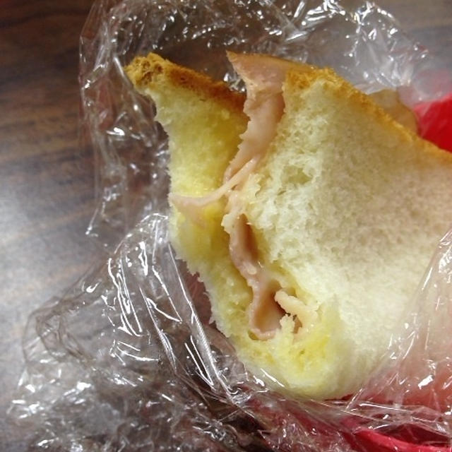 ハムとチーズのサンドイッチ