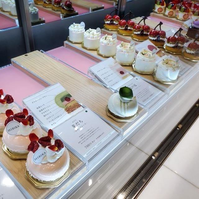 阪急百貨店でケーキのお土産買います。