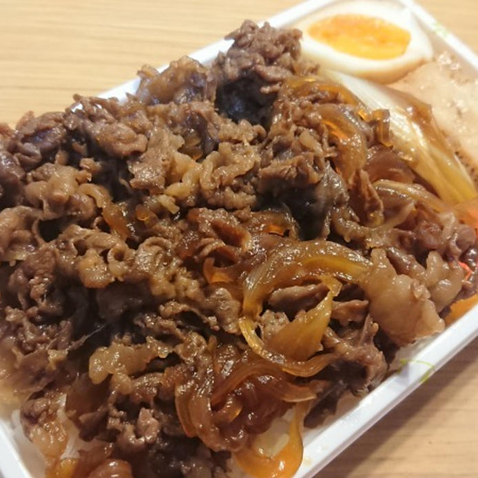 白い弁当箱に入った牛鍋弁当