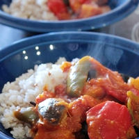 香りソルトを使ったペパーライスで夏野菜のベジカレー。