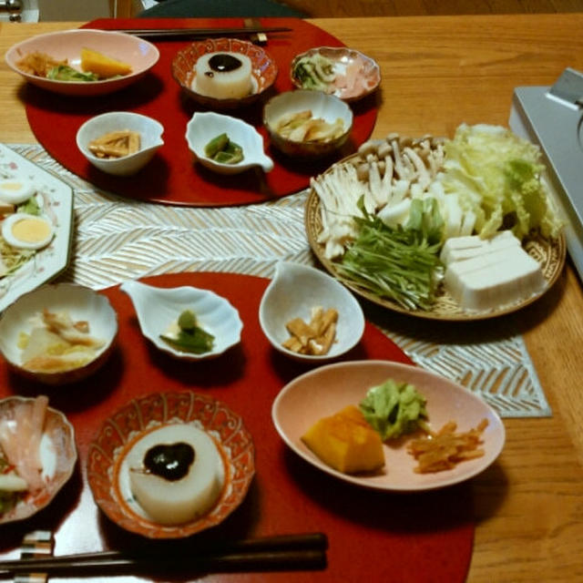 牛しゃぶしゃぶと鶏チャーシューサラダと作り置き小鉢9品。しゃぶしゃぶと盛りつけはダンナが。