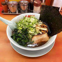 たっぷり生姜醤油ラーメンを啜る 〜海苔5枚・ほうれん草・配布クーポン薬味ネギ・山岡家〜