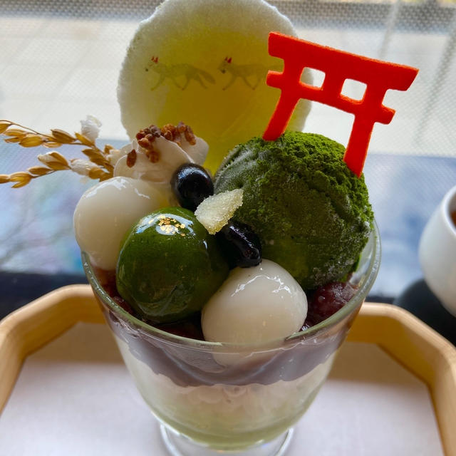 赤い鳥居とキツネ煎餅も食べられる☆濃厚抹茶パフェ@京都、稲荷茶寮