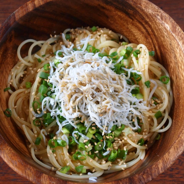 あえてオリーブオイルじゃなくてサラダ油をかけるよ「しらす油スパ」