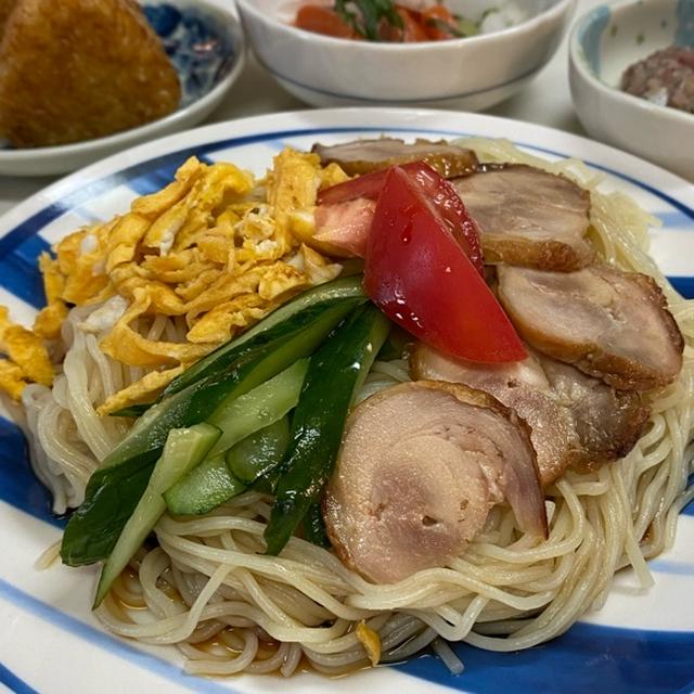 夜ごはんです。ぶっかけ中華麺と、サーモン&鯵。