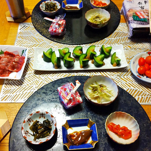 野さかの豚みそ丼弁当と馬刺しと梅きゅうと小鉢４品で晩酌