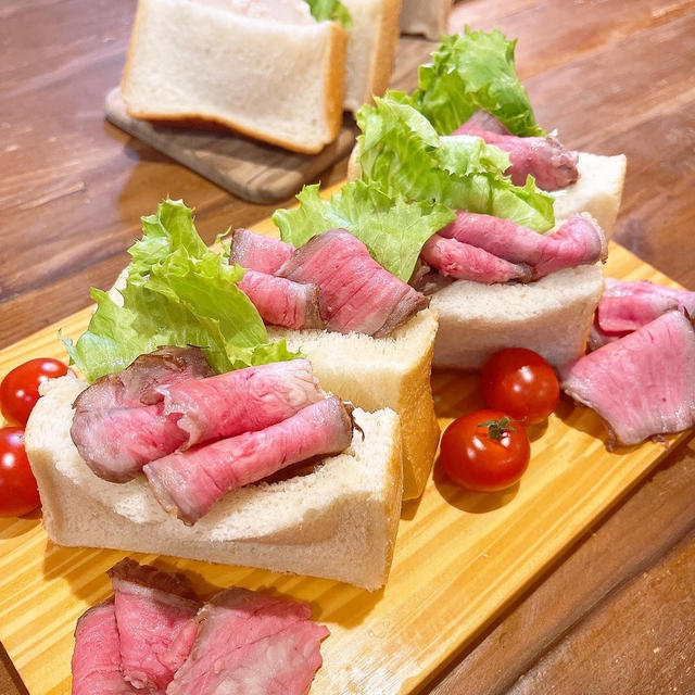 母からもらったローストビーフでサンドウィッチにしました〜！！