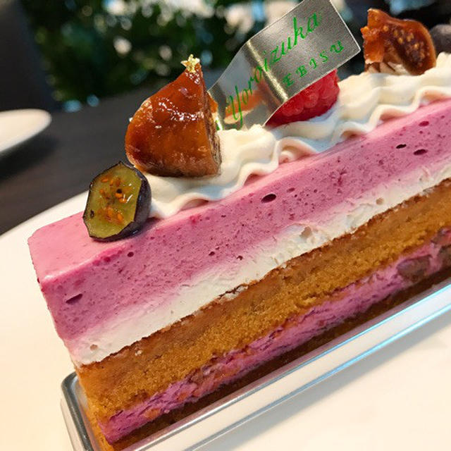 「トシ・ヨロイヅカ東京」シェフの愛が光るケーキ