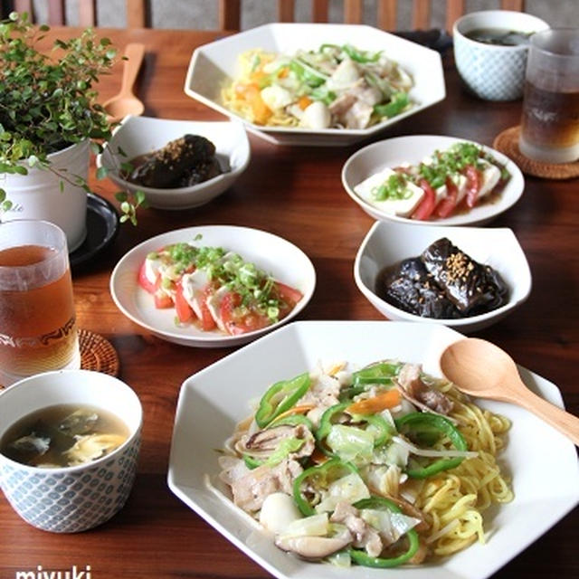 野菜たっぷり！あんかけそば。トマトと豆腐のカプレーゼ風。