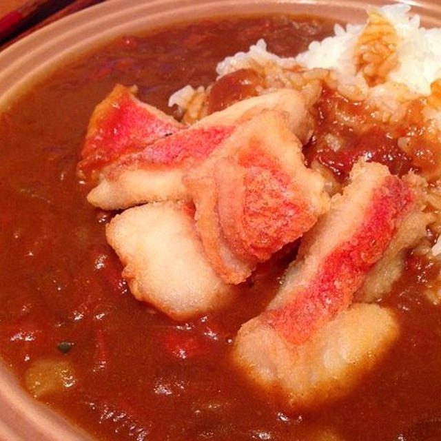 家カレー、金目のからあげ乗せ。