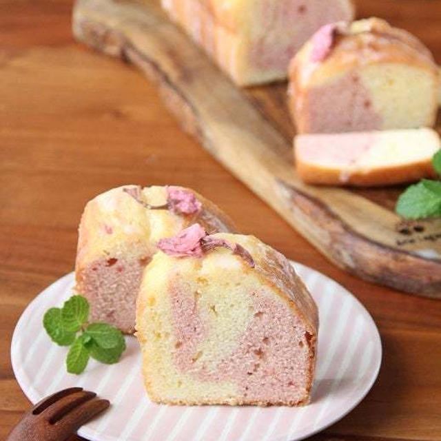 桜のマーブルパウンドケーキ。