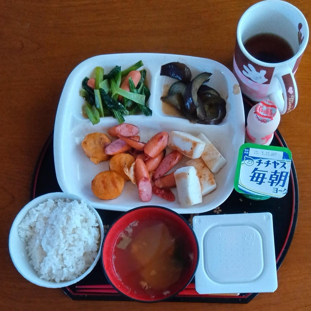 朝ご飯は7時50分　チキンナゲットとはんぺん焼き