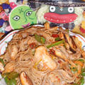 トトリ麺のキムチ焼きそば＆小松菜とソーセージの四川風胡麻サラダ（お家カフェ）