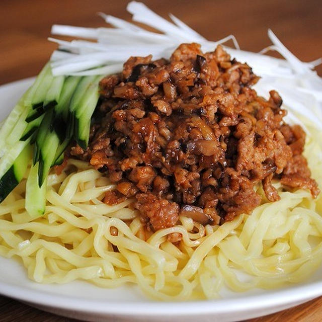 スタミナもりもり！甘辛い肉味噌とたっぷりねぎ＆きゅうりが合う～っ♪簡単おいしい本格ジャージャー麺