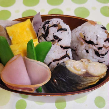 梅ひじきのおにぎり