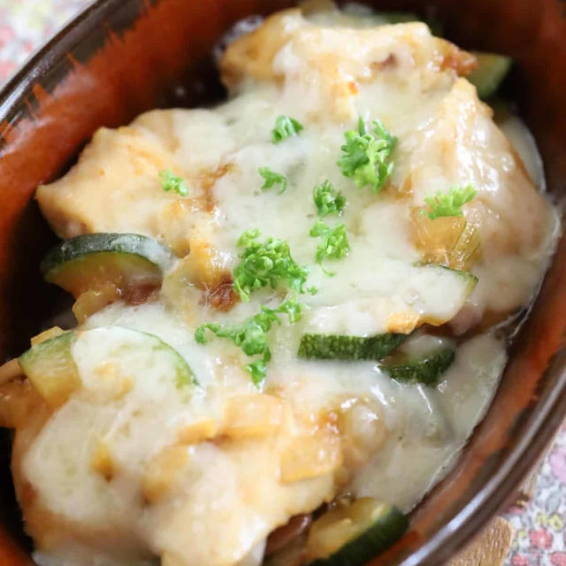 旬野菜でおいしく食費節約！「ズッキーニと鶏肉のみそチーズ焼き」レシピ｜時短簡単節約ストックおかず