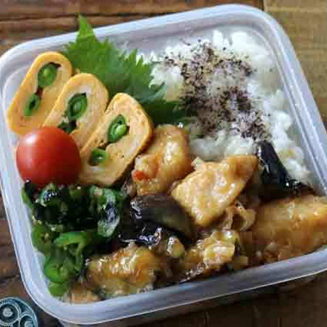 鶏むね肉がとろっとふんわり！茄子の鶏チリタッパー弁当