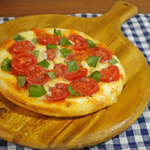 フレッシュトマトとモッツァレラのとろとろピザ
