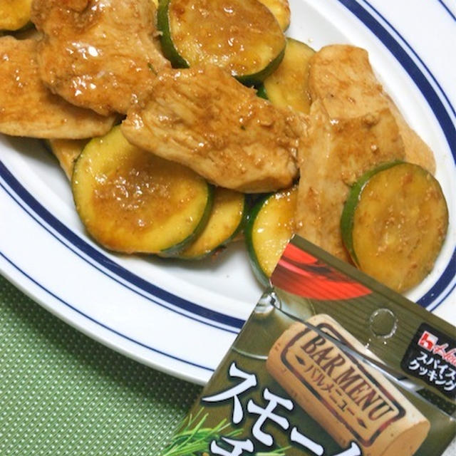 焼いて絡めて簡単〜お肉のおかず！スモーク風チキンとズッキーニ。