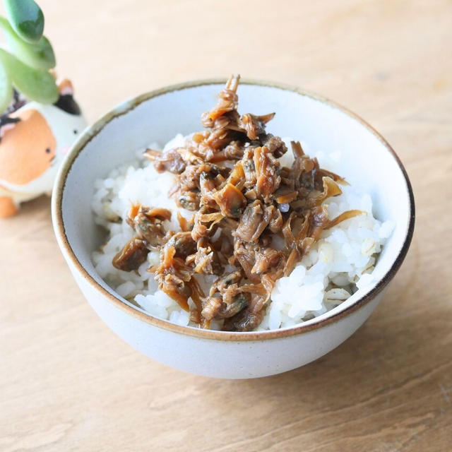  アサリのしぐれ煮をごはんにのせて食べる楽しさ