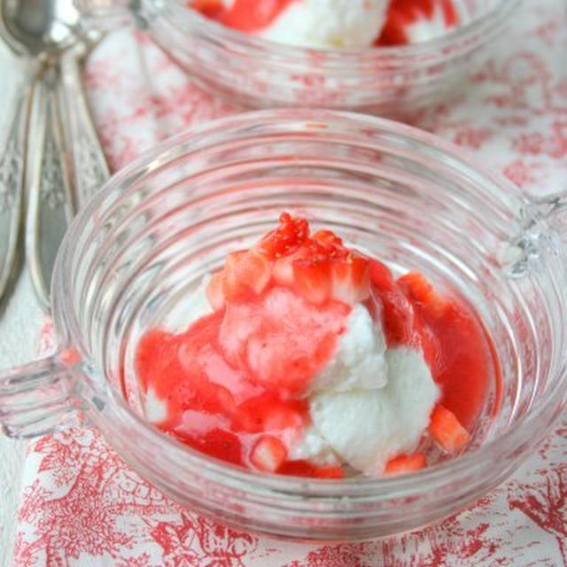 Yogurt Mousse with Strawberry Sauce苺ソースがけふわふわヨーグルトムース