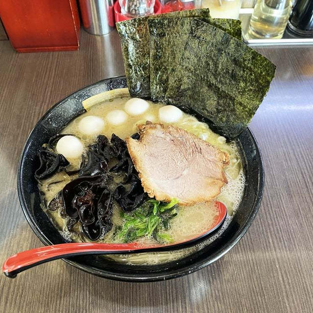 塩豚骨ラーメンの味こいめに味付きうずら5個とキクラゲをトッピングで啜る  〜壱系ラーメン〜