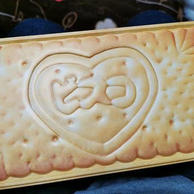 今日のおやつ♪ グリコ「ビスコ」と大きなビスコ缶