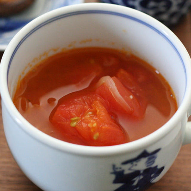 ざく切りトマトと玉ねぎのニンニク風味スープ