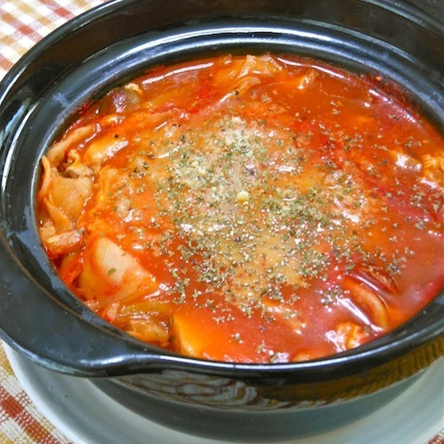 食塩無添加トマトジュースで簡単＆減塩晩ご飯！旨味たっぷり〜かぶとキャベツときのこのトマト雑炊。