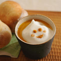 おばけ泡ミルクトッピングのかぼちゃスープ