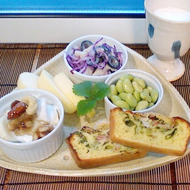 朝ごはん！ケークサレにゴマ味噌ドレッシングの貝柱サラダ＆貝柱の茹で汁スープを添えて