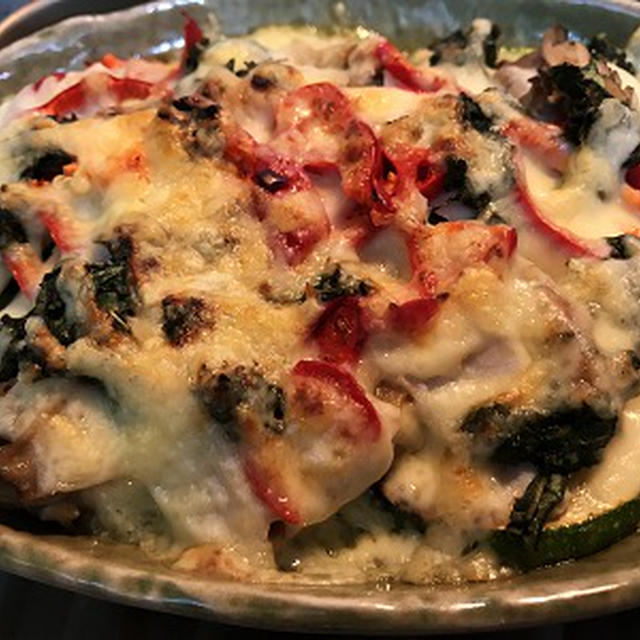 バジルの塩こうじ漬けをのせてズッキーニのチーズ焼き♪