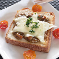 ＜茄子とトマトのキーマカレーのチーズトースト＞