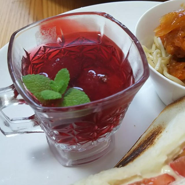 やまももが色づいたけん　カシスと炭酸でつけてわってるよ～