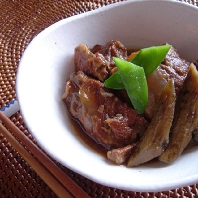 気長に…豚バラ軟骨と牛蒡の煮物。