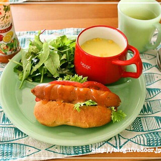 [スムージードレで朝カフェ]　野菜たっぷりホットドッグ朝ごはん