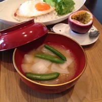 いつもの毎日の始まりに「新玉ねぎとスナップえんどうのおみそ汁」。